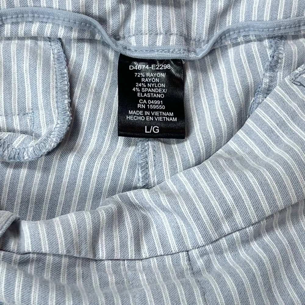 Hilary Radley Pull On Bermuda Shorts Striped Blue White Pockets Large Stretch